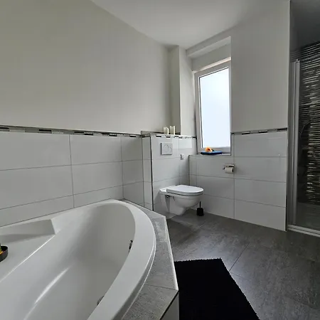 Moderne Doppelhaushaelfte In 奥彭海姆